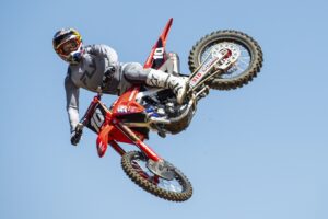 Fly Racing 2026 系列：头盔和越野服装系列的新图形和颜色