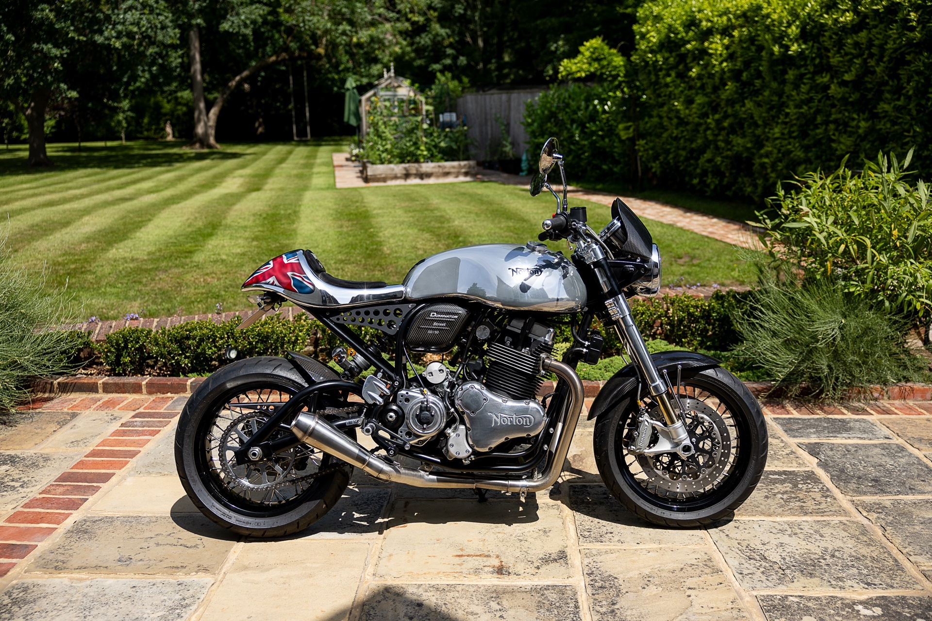 这件全新的、独家的 Norton Dominator Street 前理查德·哈蒙德正在出售