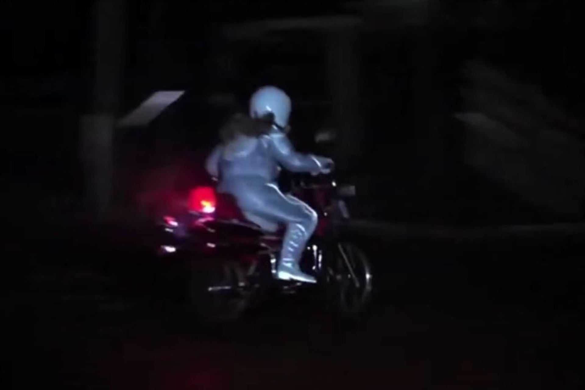 曾经有一段时间,就连“小猪”佩吉在她的电影中也骑着2T摩托车