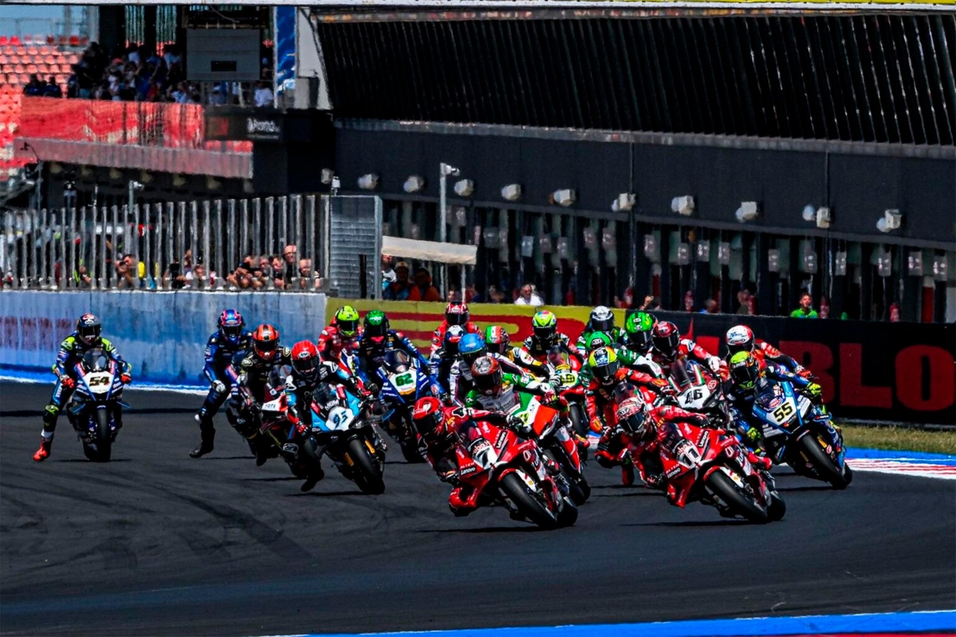 杜卡迪庆祝在 WSBK 中赢得第 22 座车队冠军