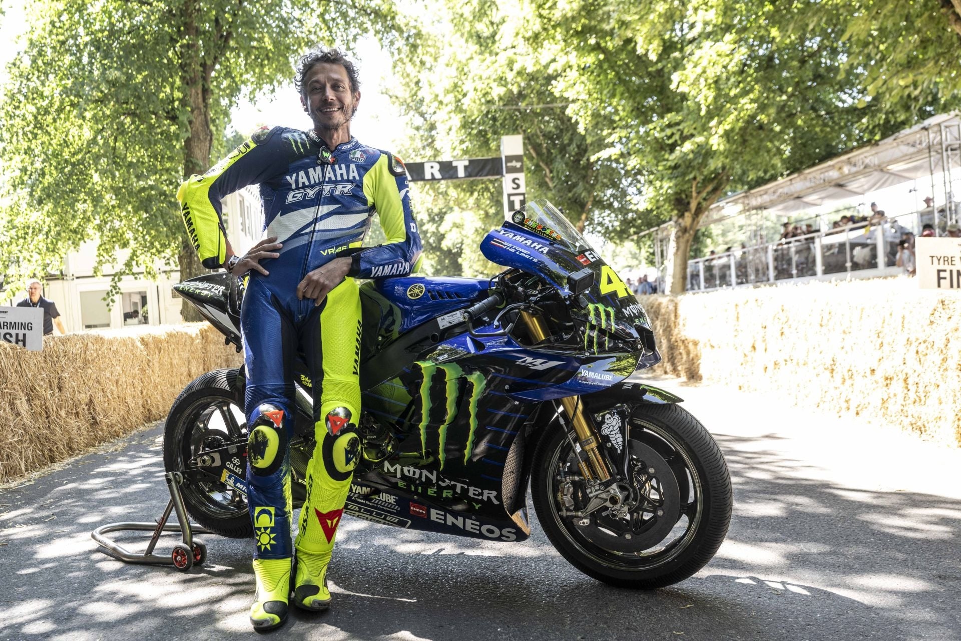 瓦伦蒂诺·罗西 (Valentino Rossi) 驾驶雅马哈 YZR-M1 重返 2026 年古德伍德音乐节