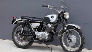 埃尔维斯不仅喜欢哈雷，他还使用了一辆已经拍卖的本田 CL72 Scrambler
