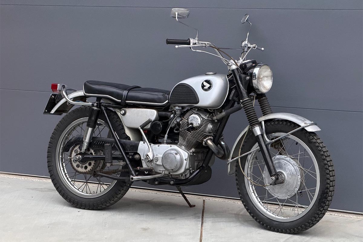 埃尔维斯不仅喜欢哈雷,他还使用了一辆已经拍卖的本田 CL72 Scrambler