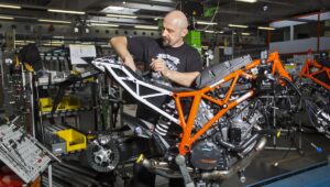 Bajaj 已让 KTM 恢复运行，现在可能正在寻找新的合作伙伴