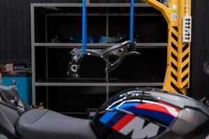 宝马在新款 S 1000 RR 2027 中告别了最具标志性的方向盘