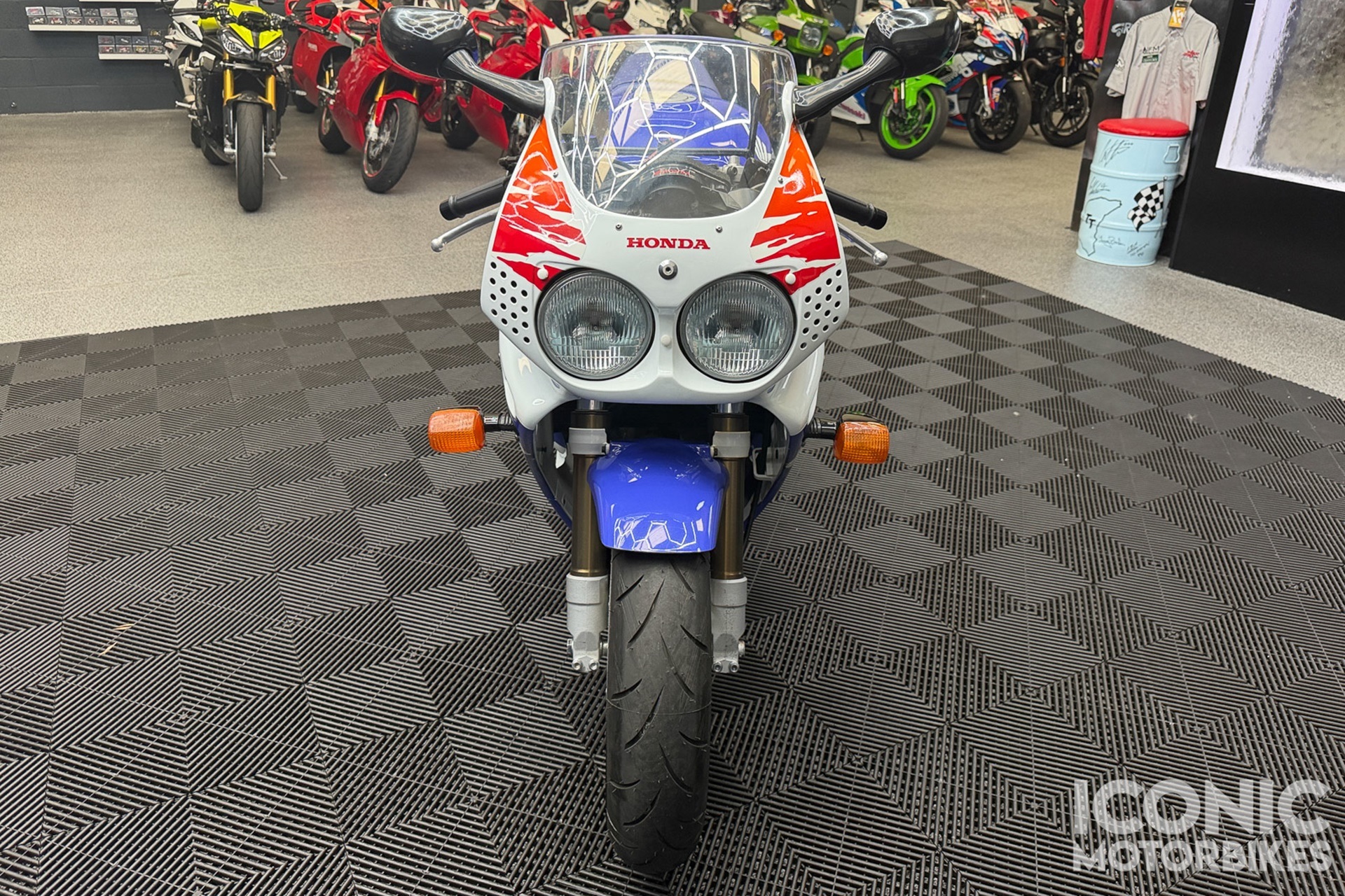 这辆无可挑剔的本田 CBR900RR SC28 属于“慢船长”,现已出售