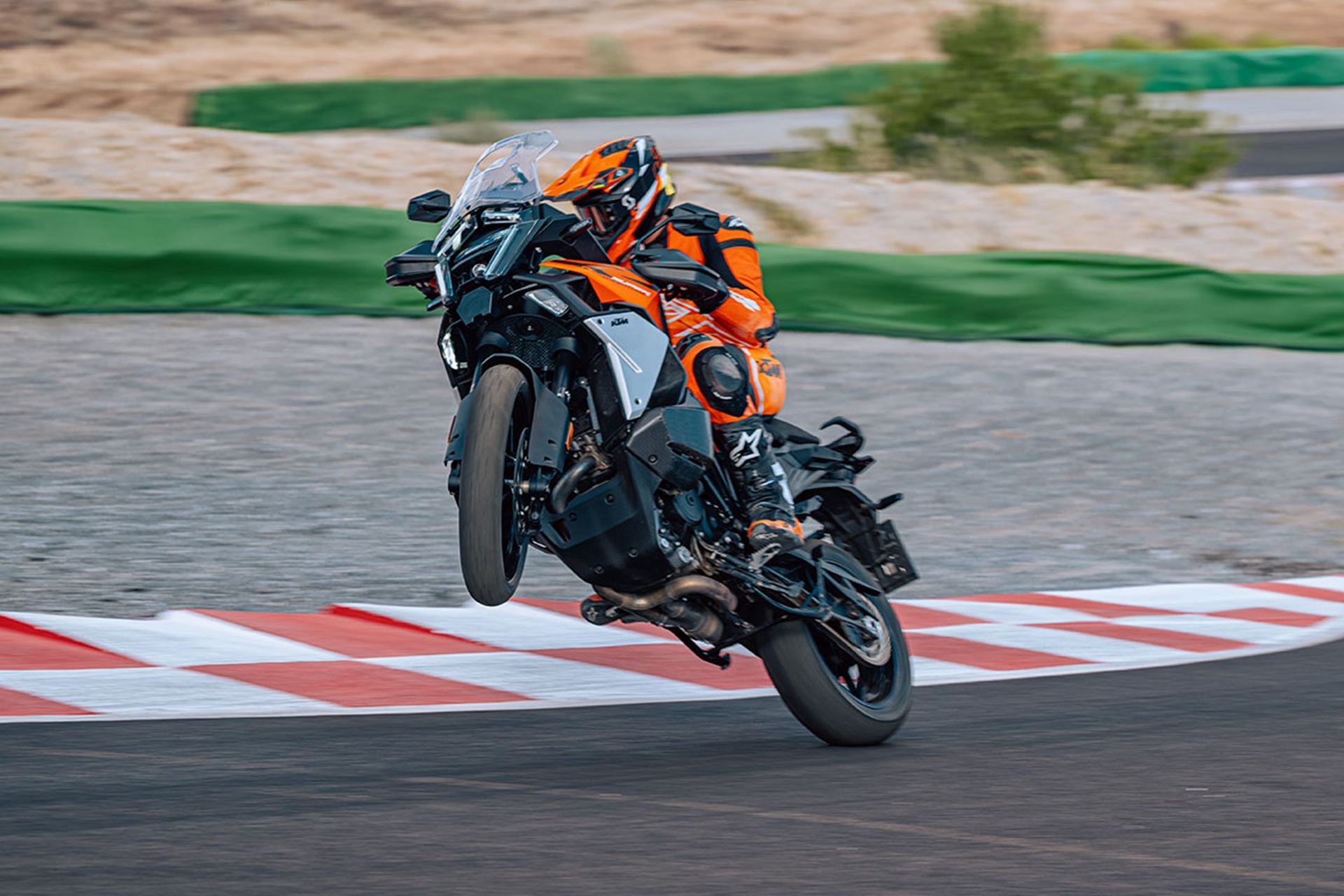KTM 宣布为其 1390 Super Adventure 系列提供免费官方维护活动
