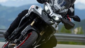 Benelli TRK 902 Xplorer 和 TRK 902 Stradale：征服一切的 93 HP 越野自行车