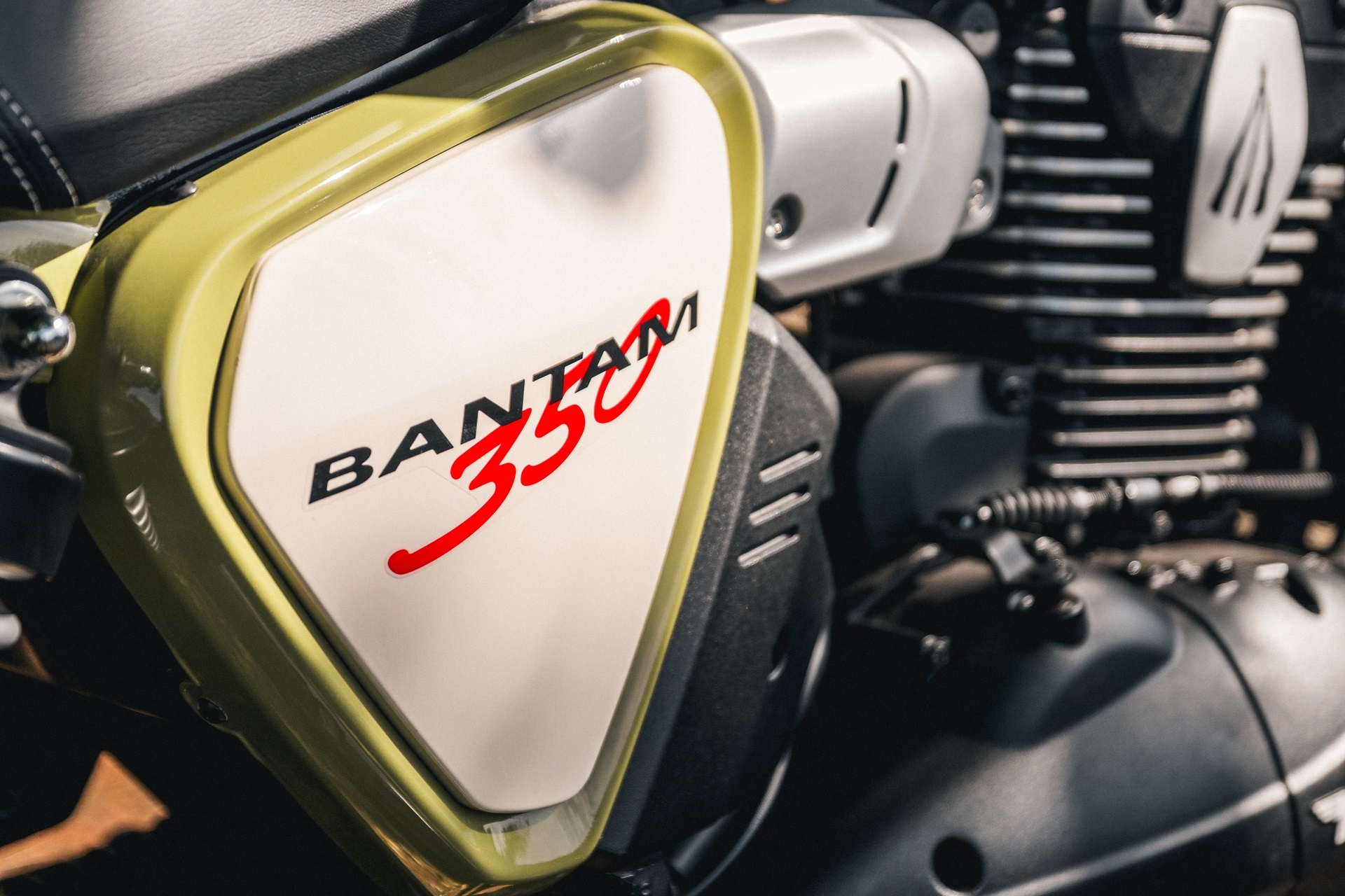 尽管添加了最特殊的饰面，BSA 并未提高 Bantam 350 的价格