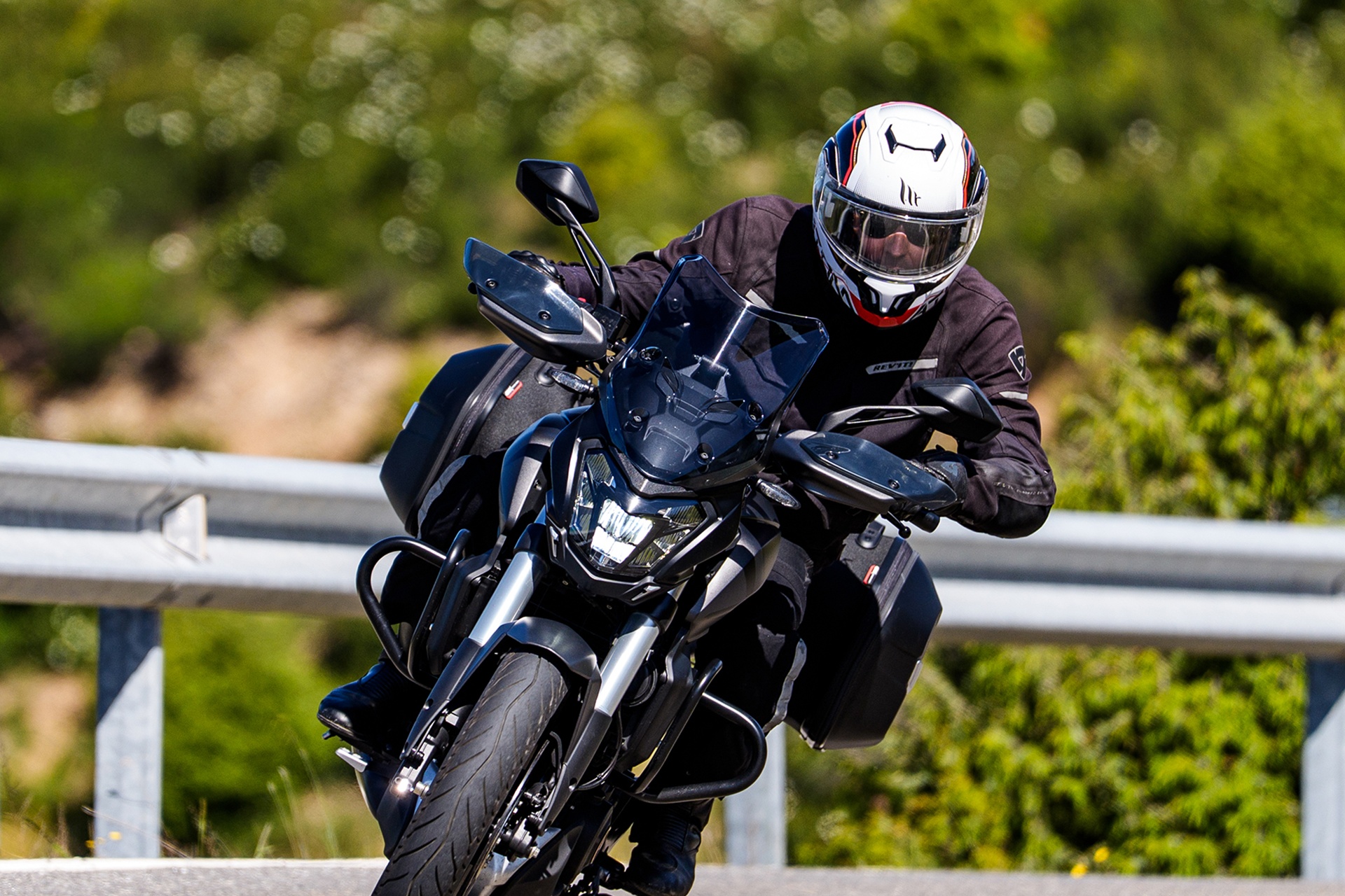 售价 4,299 欧元,含 GIVI 手提箱:Bajaj Dominar 400 夏季优惠