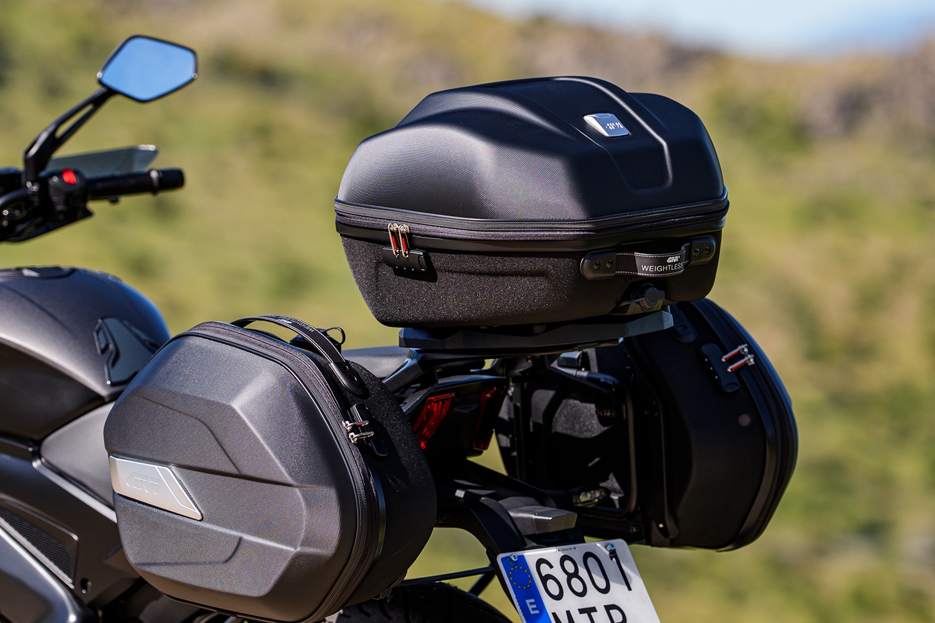 售价 4,299 欧元,含 GIVI 手提箱:Bajaj Dominar 400 夏季优惠