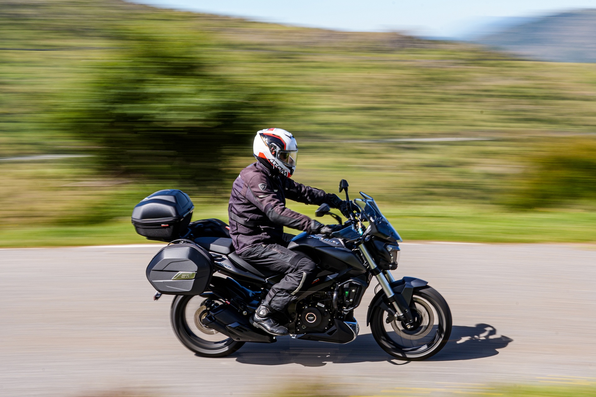 售价 4,299 欧元,含 GIVI 手提箱:Bajaj Dominar 400 夏季优惠