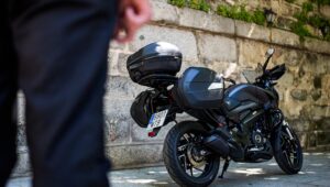 售价 4,299 欧元，含 GIVI 手提箱：Bajaj Dominar 400 夏季优惠