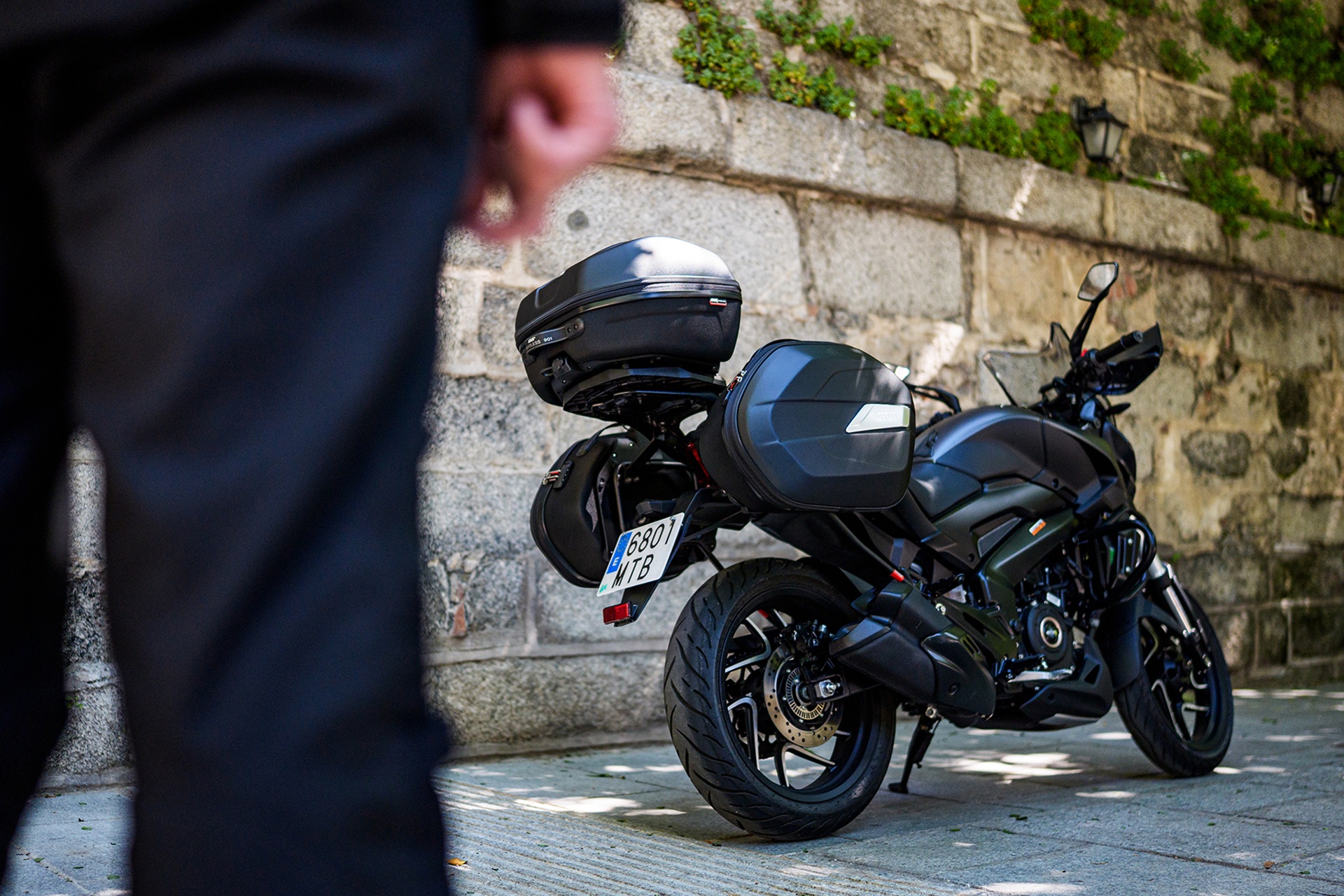 售价 4,299 欧元，含 GIVI 手提箱：Bajaj Dominar 400 夏季优惠
