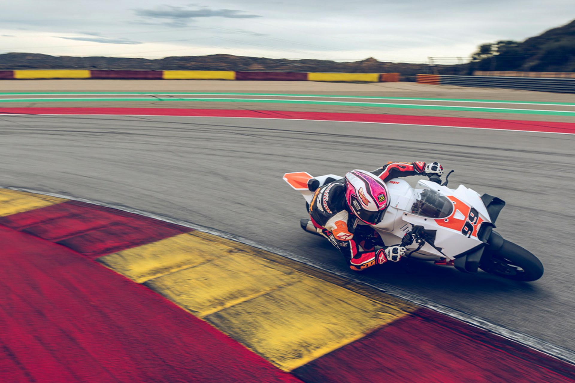 KTM 990 RC R 和 990 RC R 赛道 2026