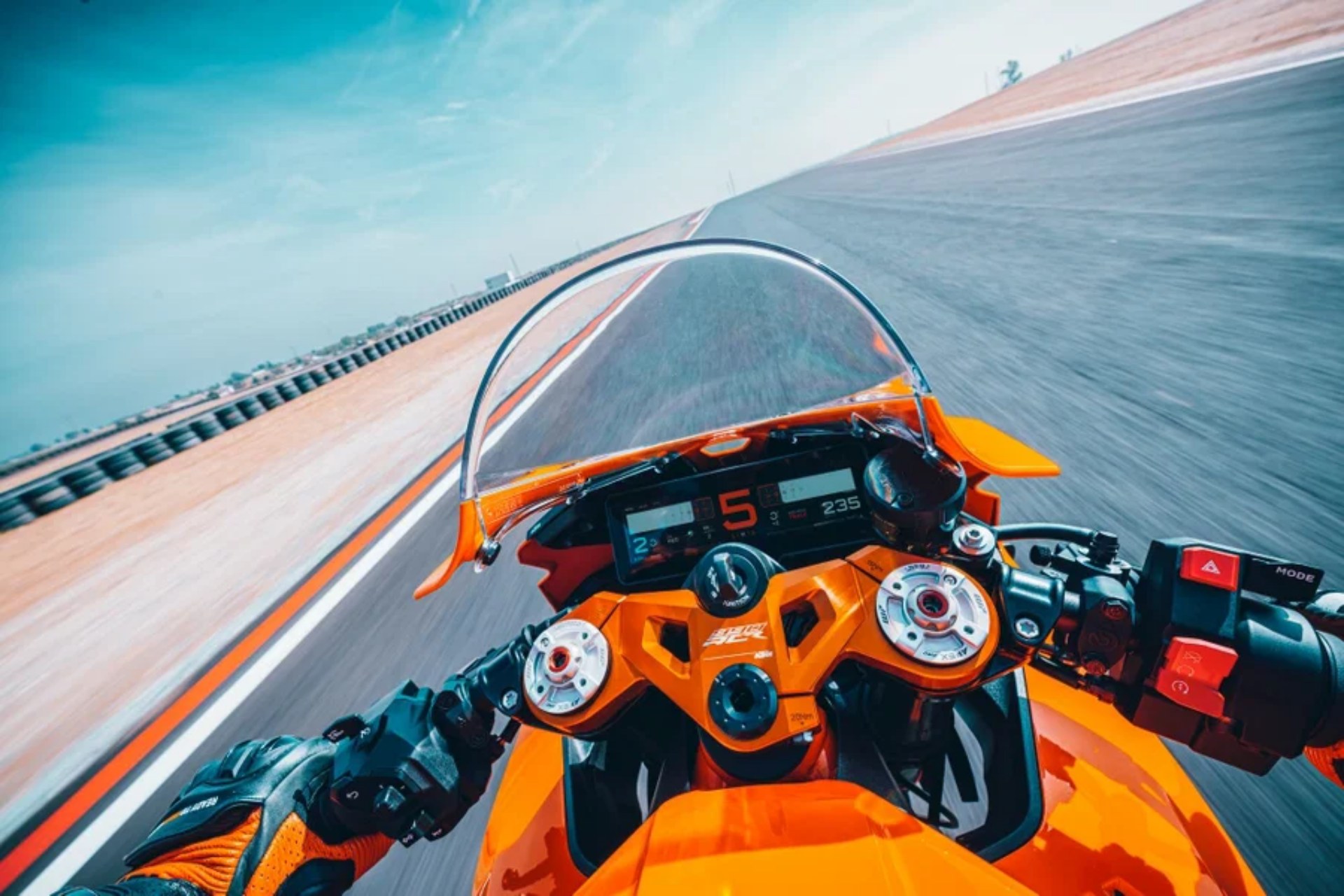 坚持住你的馅料！ KTM 准备了两款采用 MotoGP 技术的新型 RC