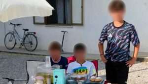 三名危险的罪犯正在出售柠檬水购买“Piaggio Ciao”​​，警察最终介入……