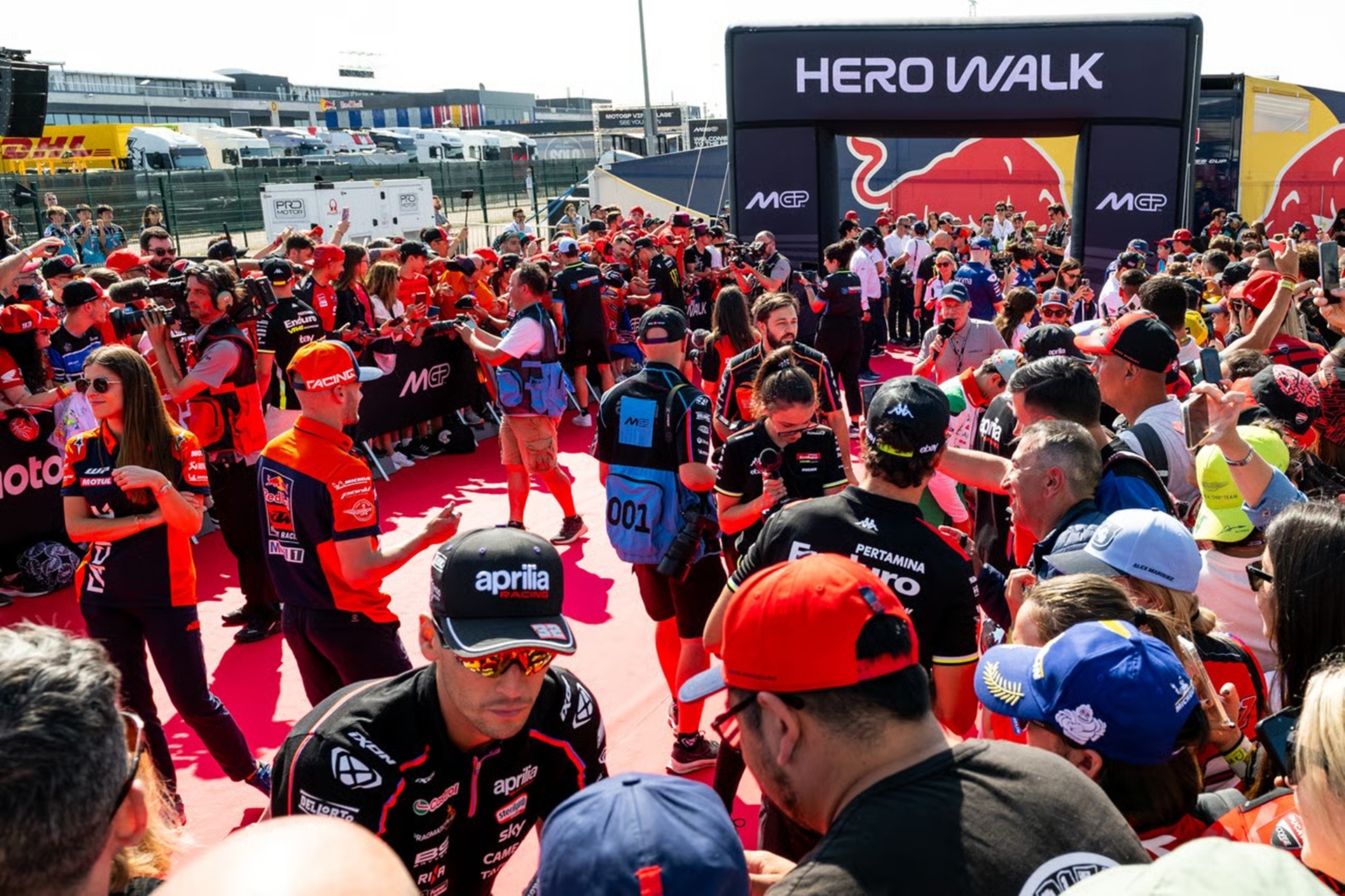 Pit Lane Walk 和 Hero Walk:从内部体验 MotorLand Aragón GP