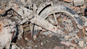 一艘二战时期的 DKW NZ 350-1 被埋在泥里 80 年后从多瑙河被救起