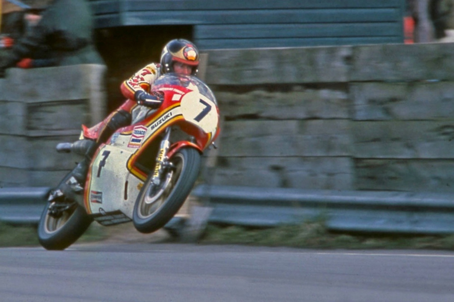 英国摩托车传奇人物巴里·希恩 (Barry Sheene) 入选 MotoGP 名人堂
