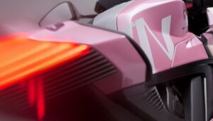 Norton Manx R 和 Peaceful Research 联手打造粉色和紫色的“独特超级摩托车”