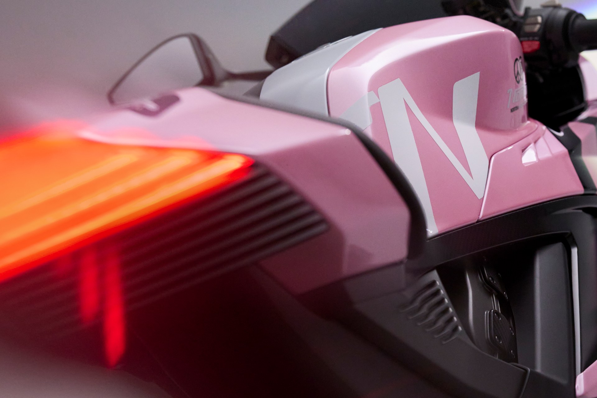 Norton Manx R 和 Peaceful Research 联手打造粉色和紫色的“独特超级摩托车”