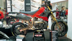 吉村将铃木 DR-Z400S 变成残酷的超级摩托车那天，只生产了 13 台