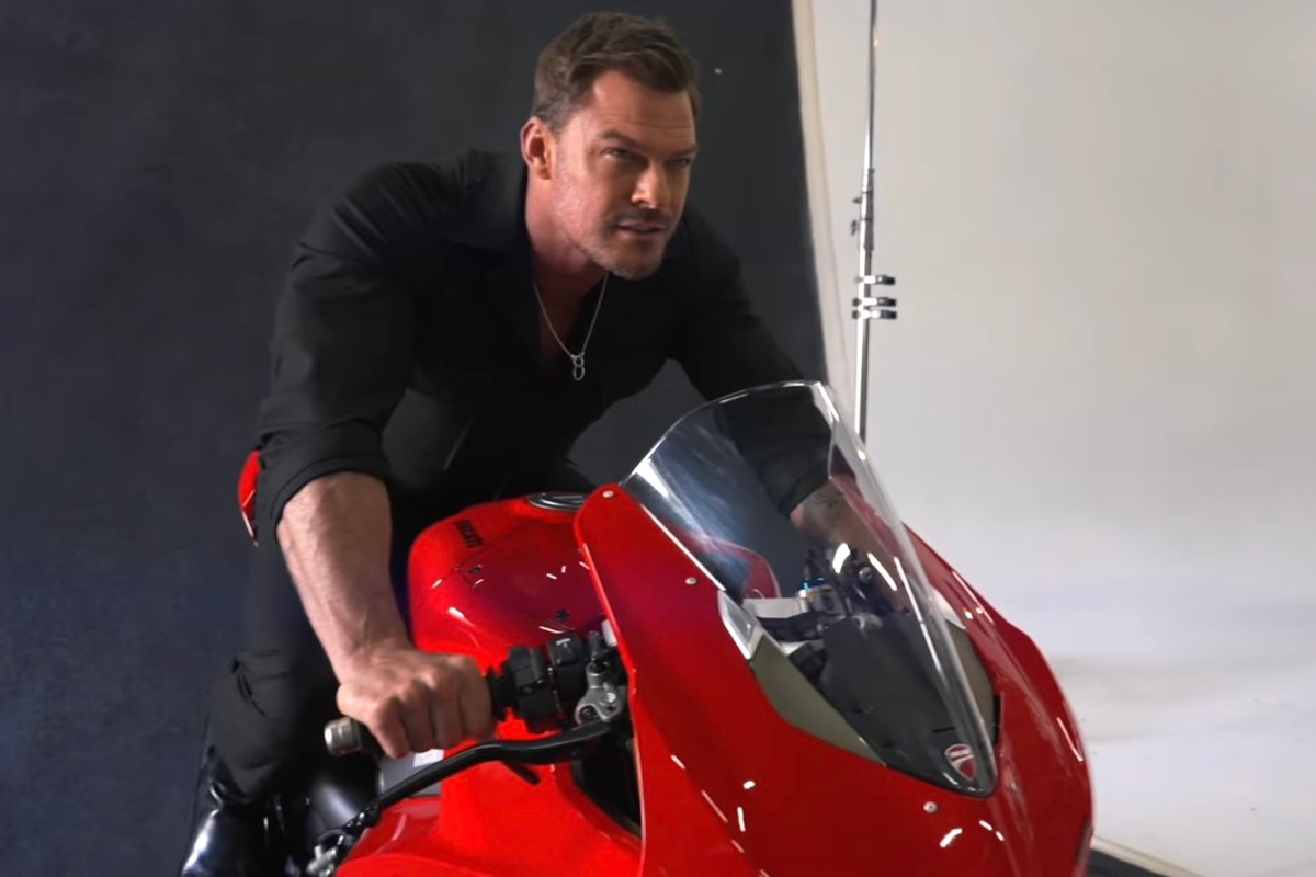 艾伦·里奇森 (Alan Ritchson) 将成为一部以 MotoGP 为背景的新电影的主角