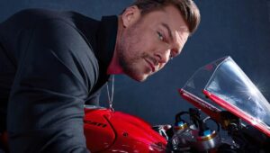 MotoGP 世界与速度与激情的融合：艾伦·里奇森 (Alan Ritchson) 将出演 Netflix 的新惊悚片