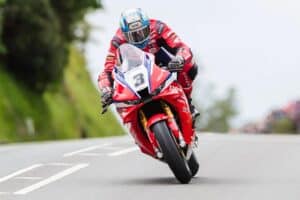 IOMTT 2026：哈里森增强肌肉并在超级摩托车比赛中获胜