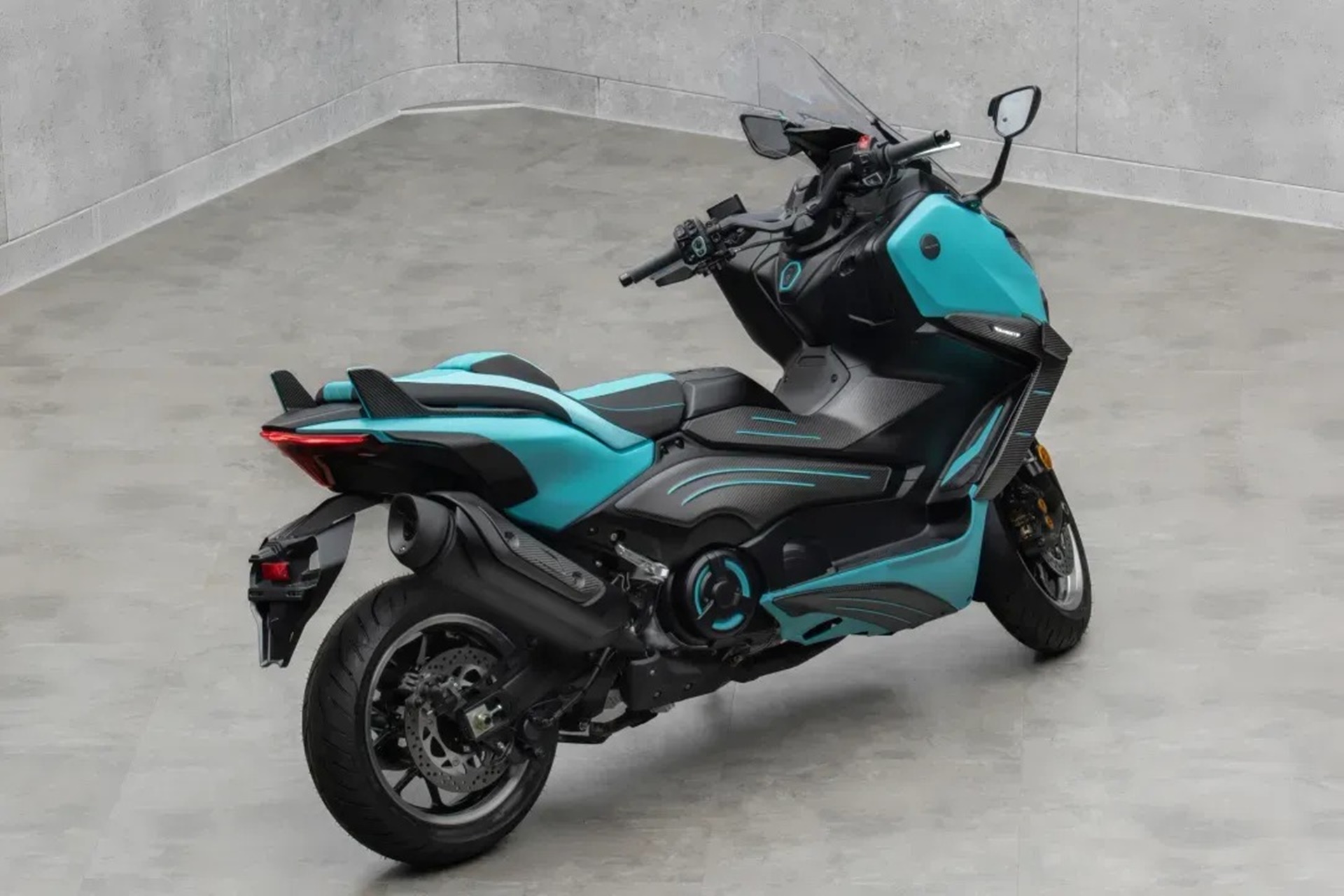 Mansory 在 T-Max 560 上展示其最新作品,忠实于其特色风格