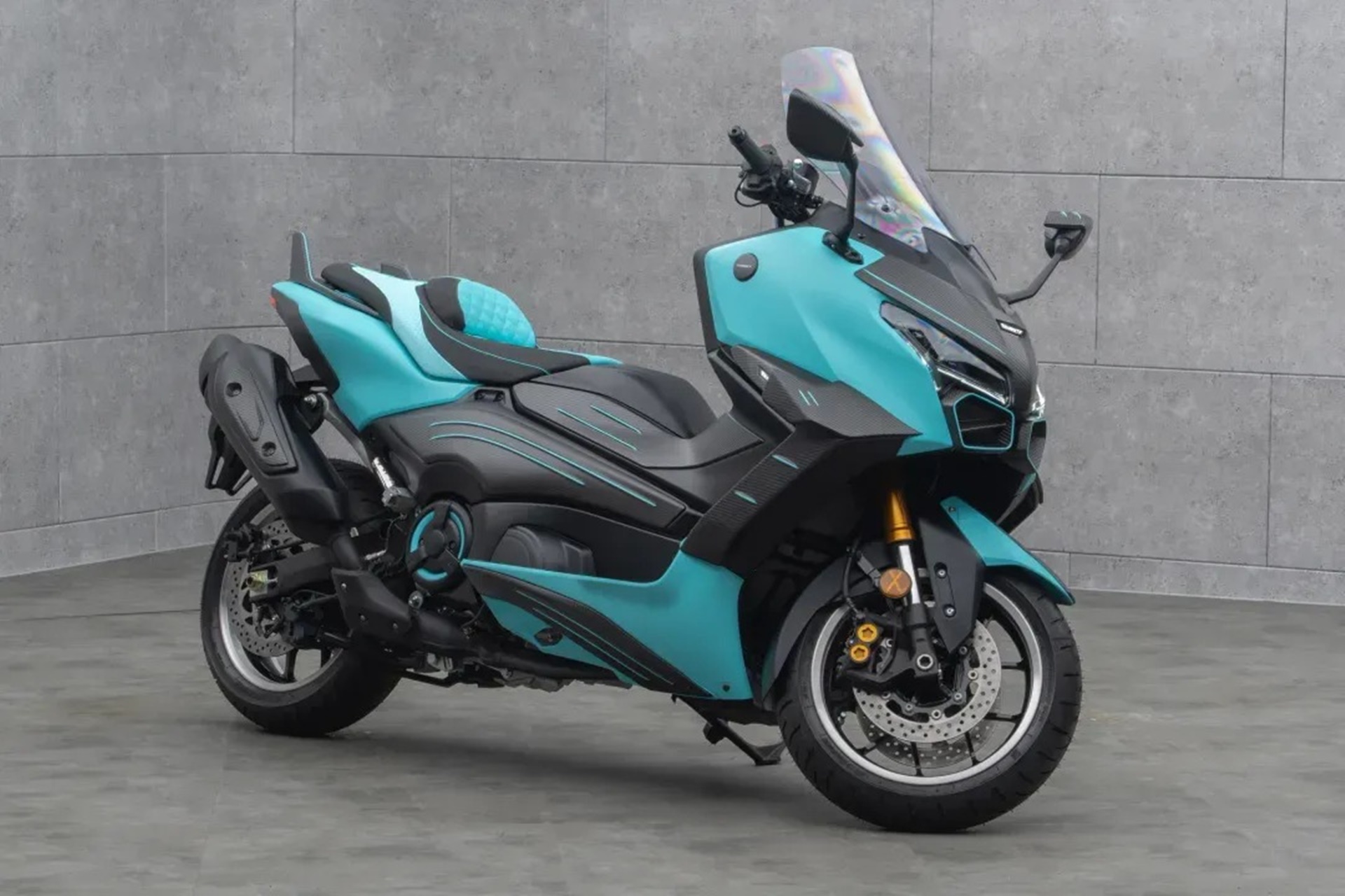 Mansory 在 T-Max 560 上展示其最新作品,忠实于其特色风格