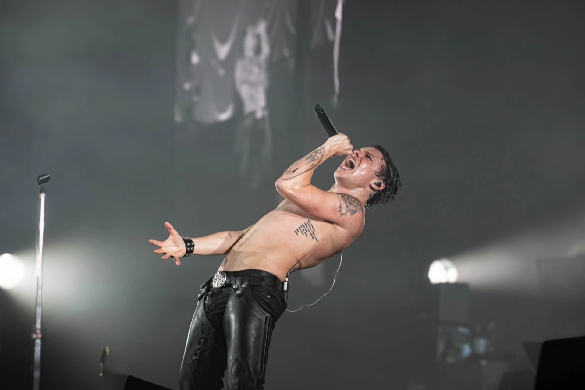 Yungblud 在参加 2026 年斯特吉斯摩托车拉力赛后遭遇摩托车事故，导致腿骨折