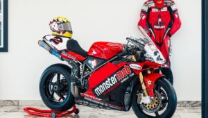 Steve Hislop 驾驶这辆现已发售的杜卡迪 998RS 比 Valentino Rossi 更快