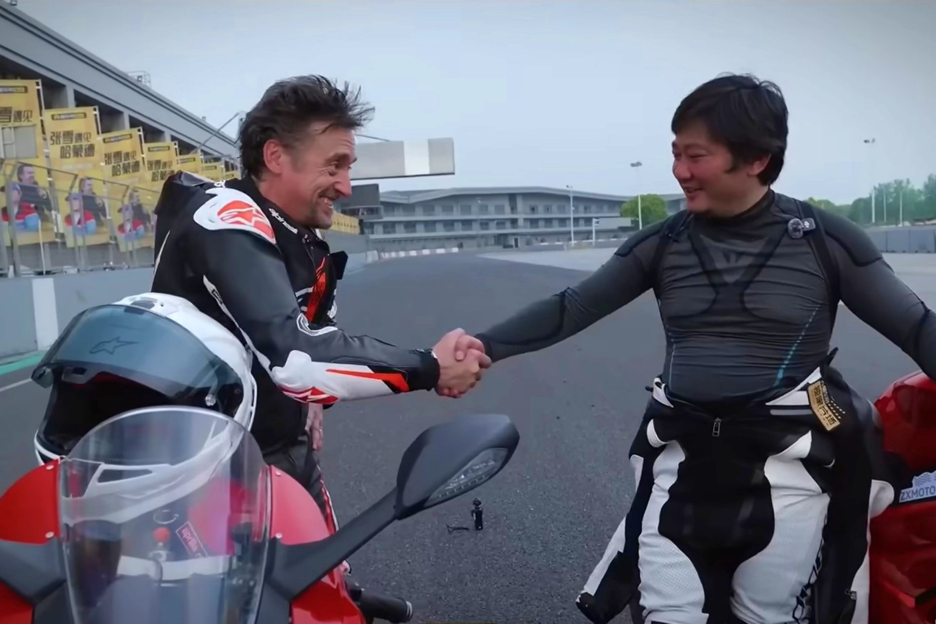 理查德·哈蒙德 ZXMoto 820RR 与杜卡迪 Panigale V2