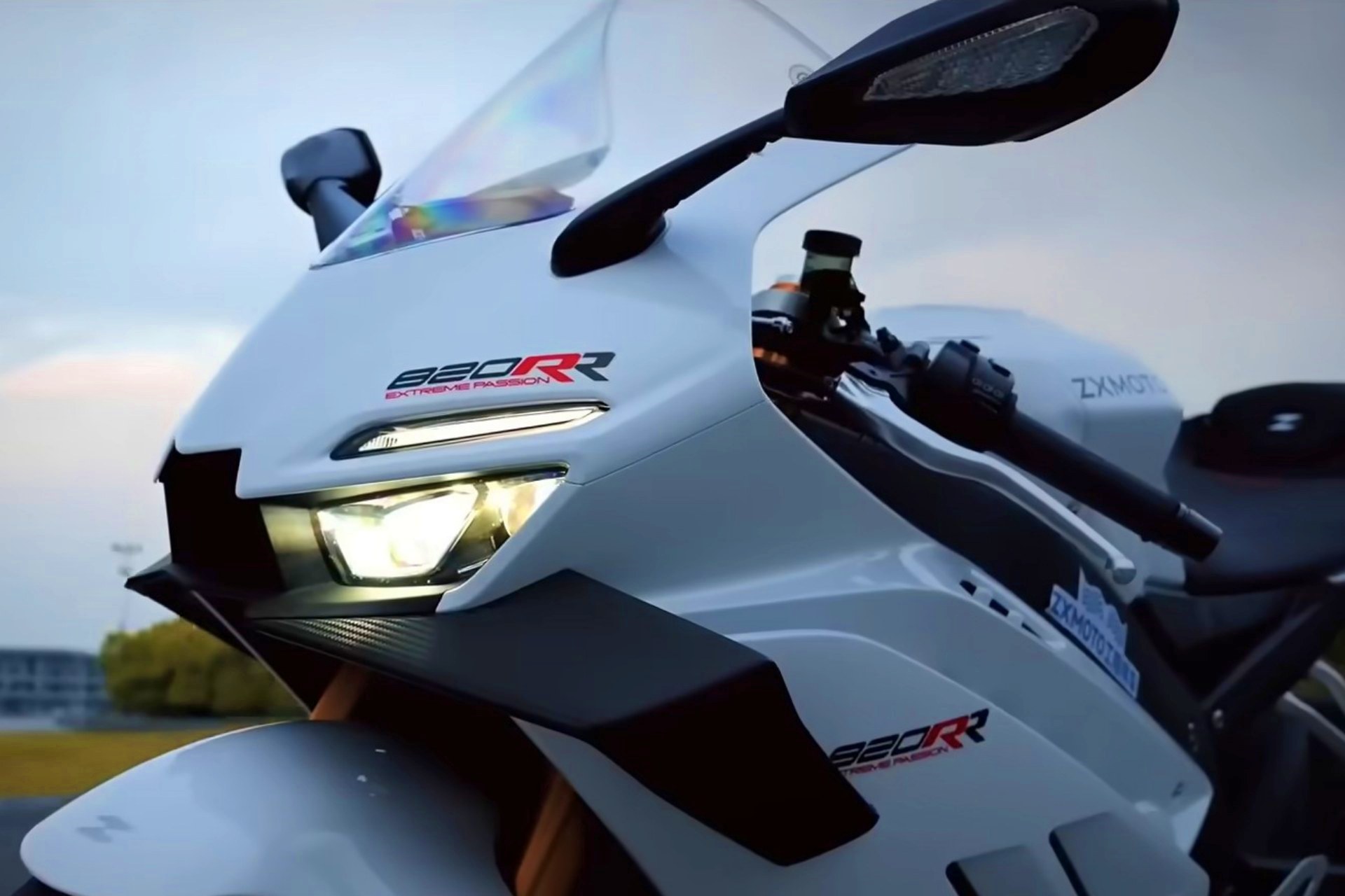 理查德·哈蒙德 ZXMoto 820RR 与杜卡迪 Panigale V2