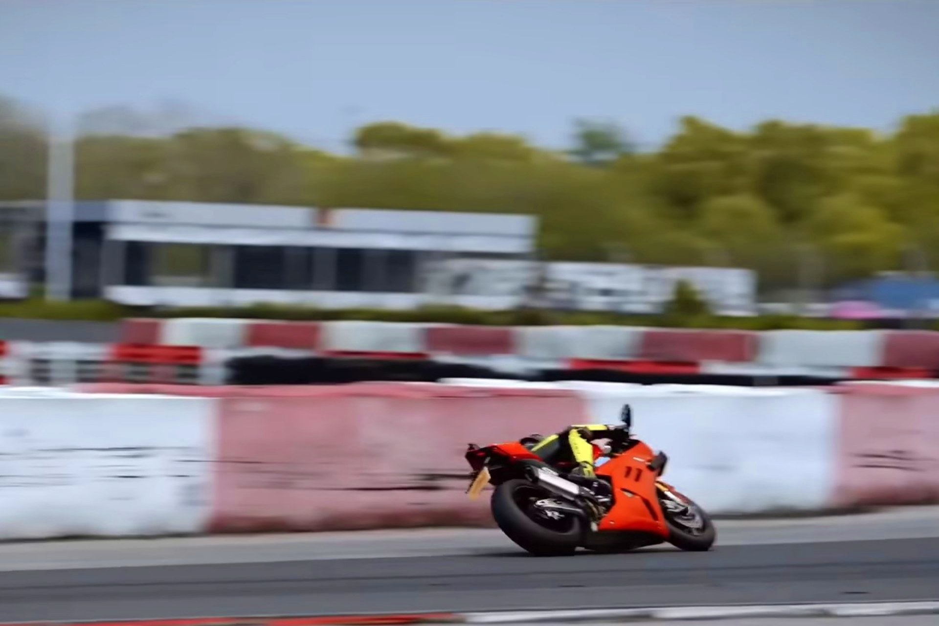 理查德·哈蒙德 ZXMoto 820RR 与杜卡迪 Panigale V2