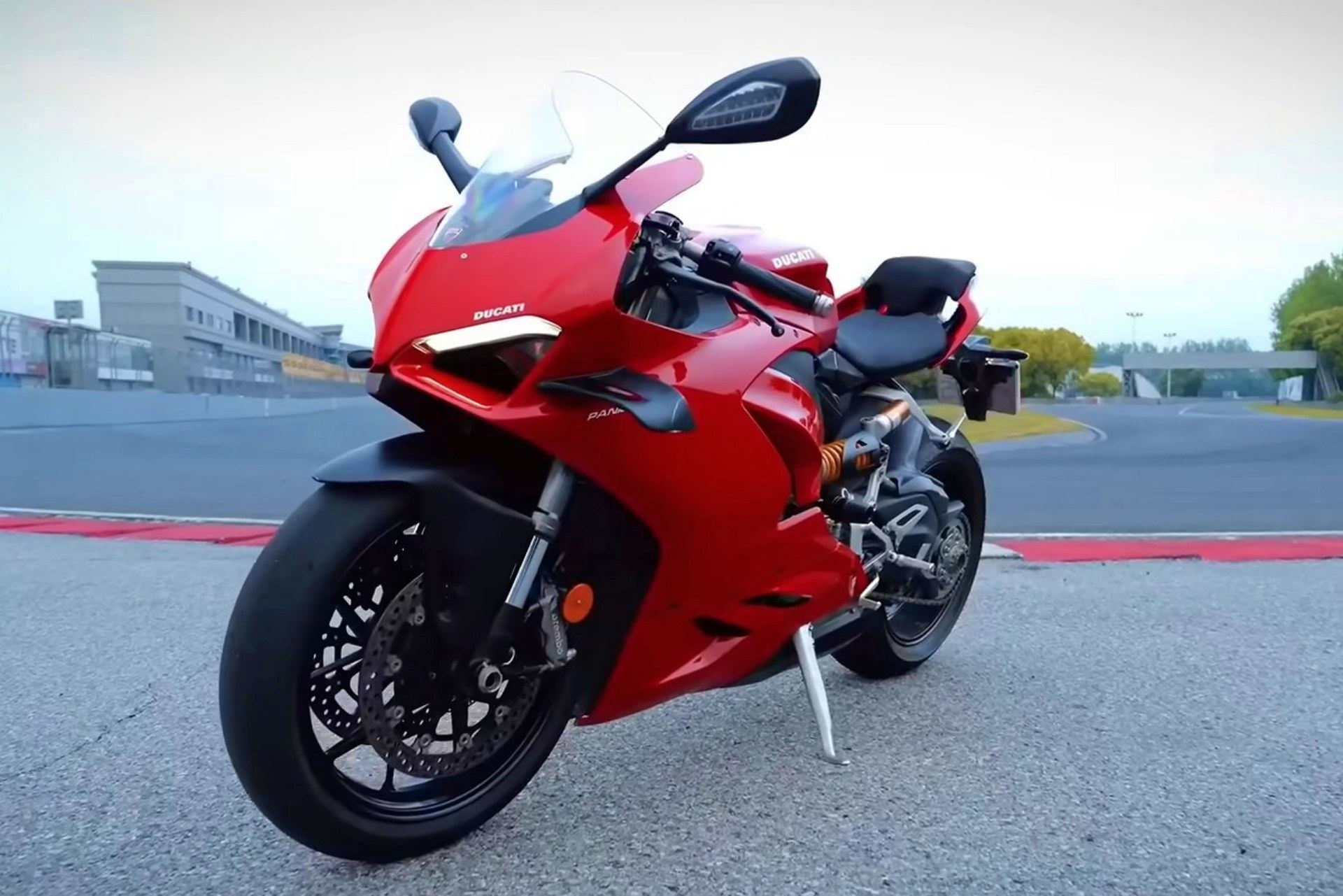 理查德·哈蒙德 ZXMoto 820RR 与杜卡迪 Panigale V2