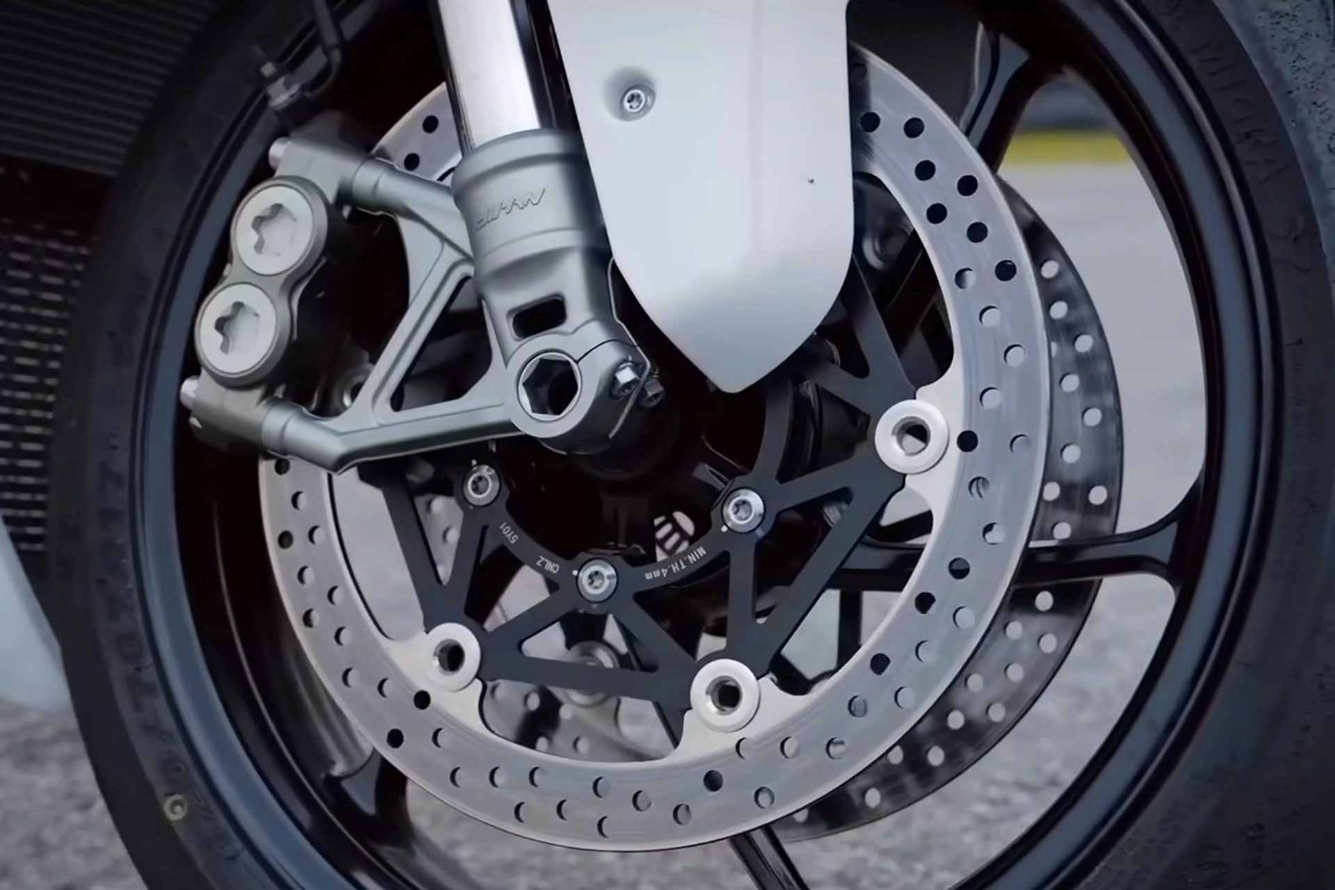 理查德·哈蒙德 ZXMoto 820RR 与杜卡迪 Panigale V2