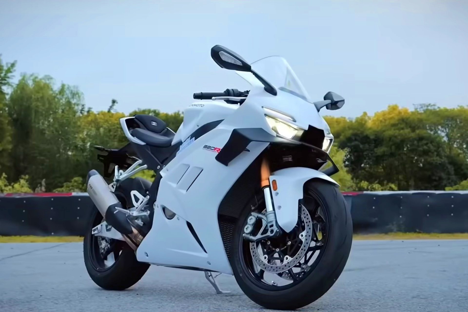 理查德·哈蒙德 ZXMoto 820RR 与杜卡迪 Panigale V2