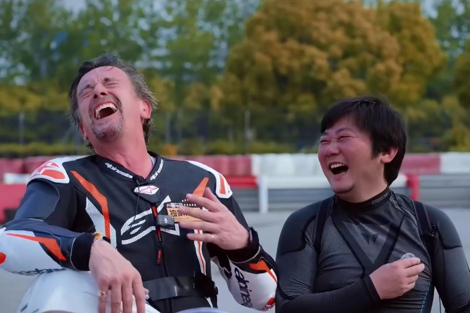 Richard Hammond 将 ZXMoto 820RR 与杜卡迪 Panigale V2 进行比较,并对结果感到惊讶
