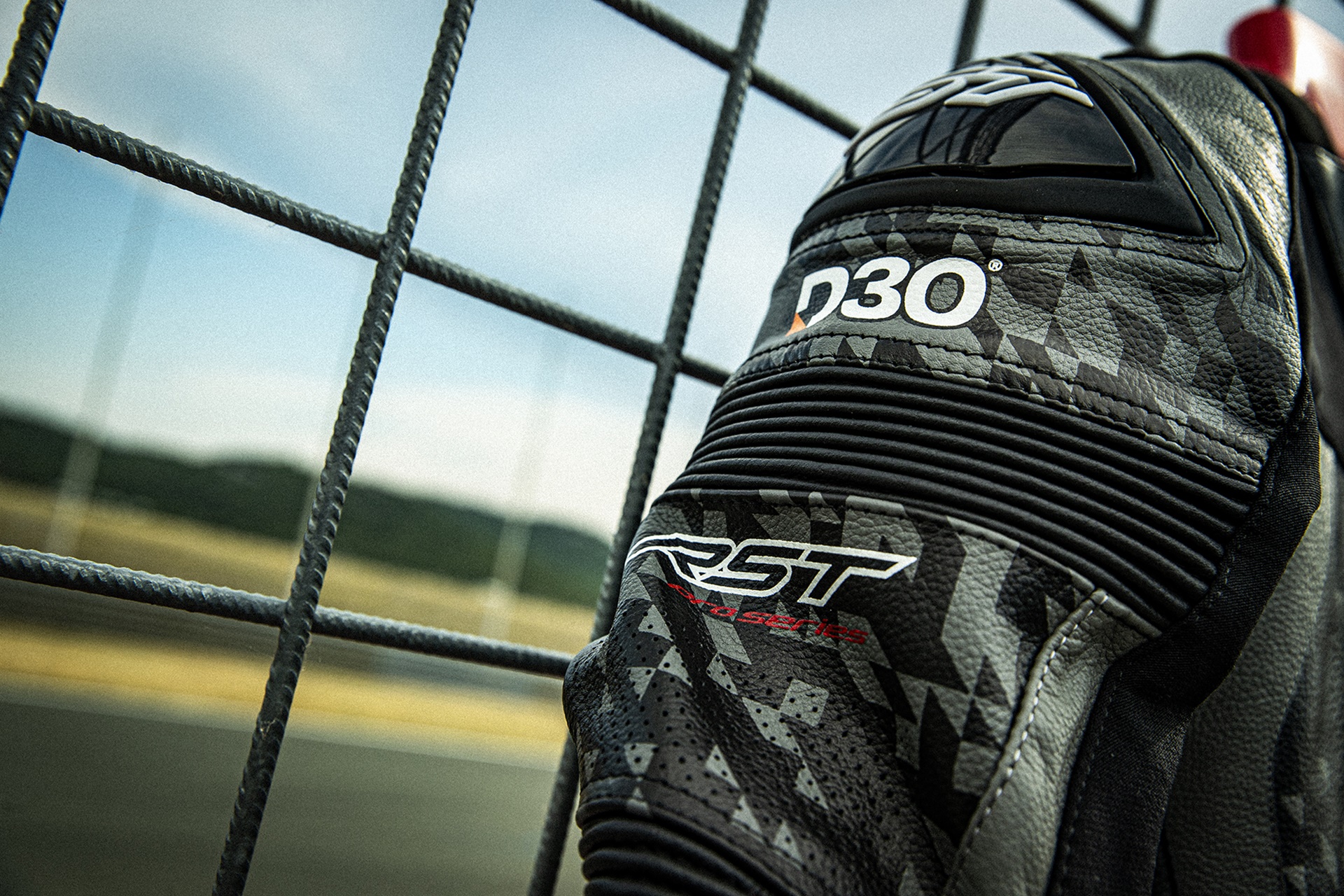 RST Race Collection:旨在从最运动的一面体验摩托车的系列