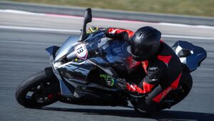 RST Race Collection，提供进入赛道所需的一切：套装、安全气囊、手套和靴子，售价 99.95 欧元起