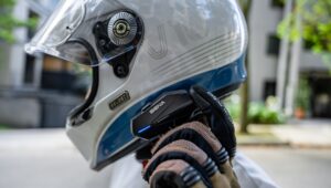 Sena Apex 和 Apex Plus 带来了许多摩托车手期待已久的解决方案：可互换电池