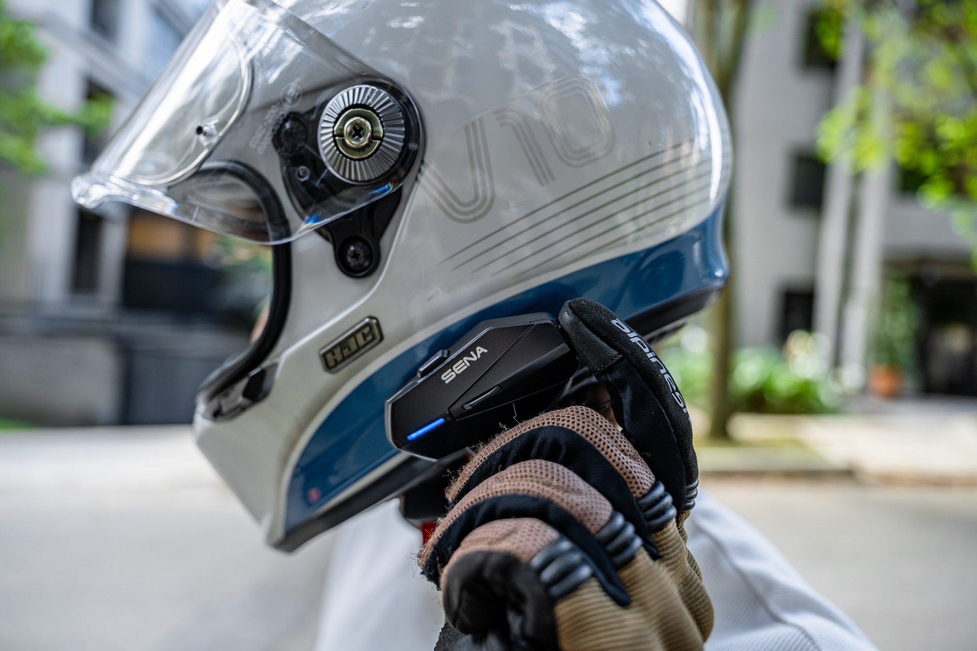 Sena Apex 和 Apex Plus 带来了许多摩托车手期待已久的解决方案:可互换电池