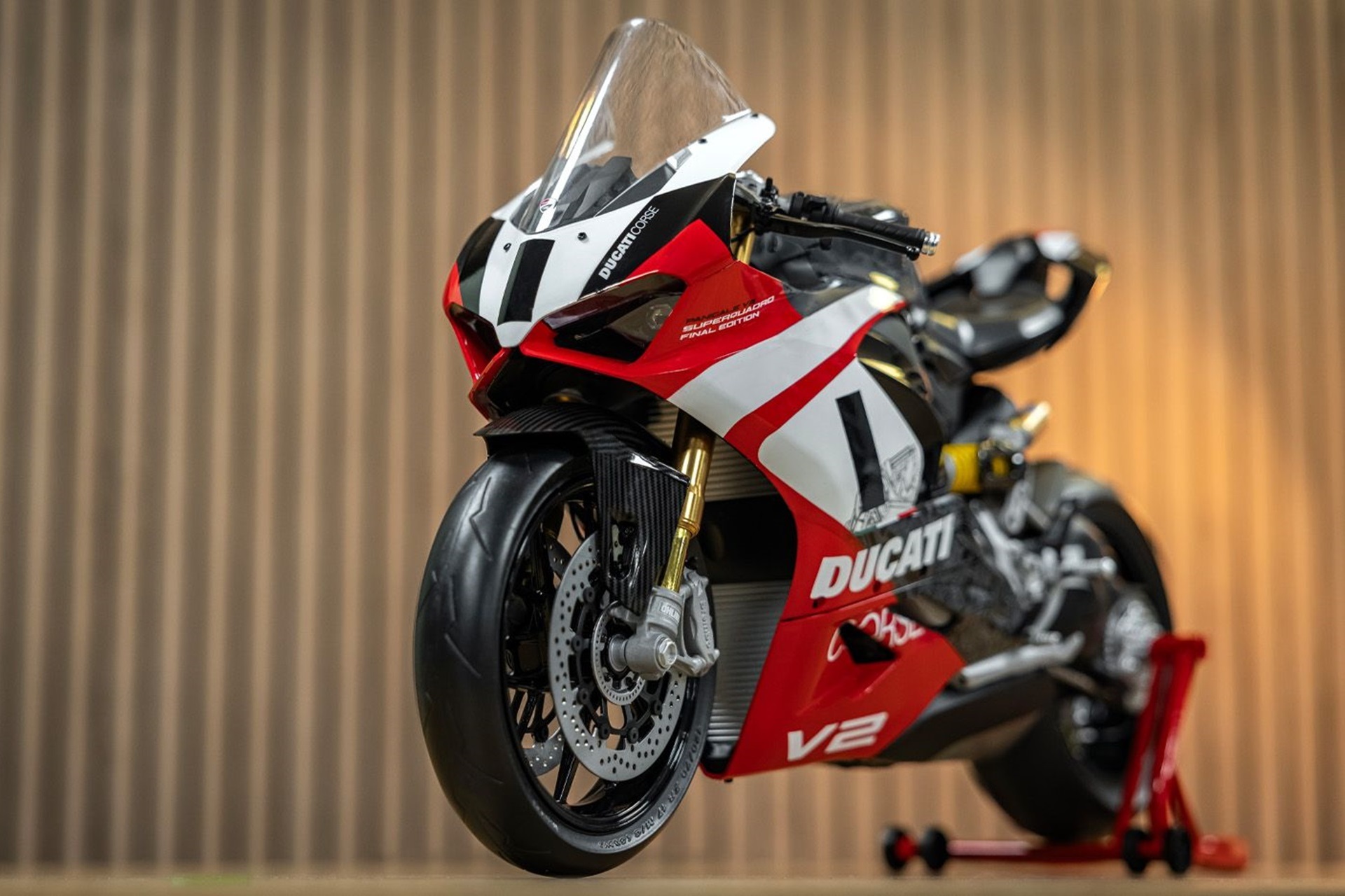 Panigale V2 Superquadro 最终版：现已采用独家 1:4 比例模型