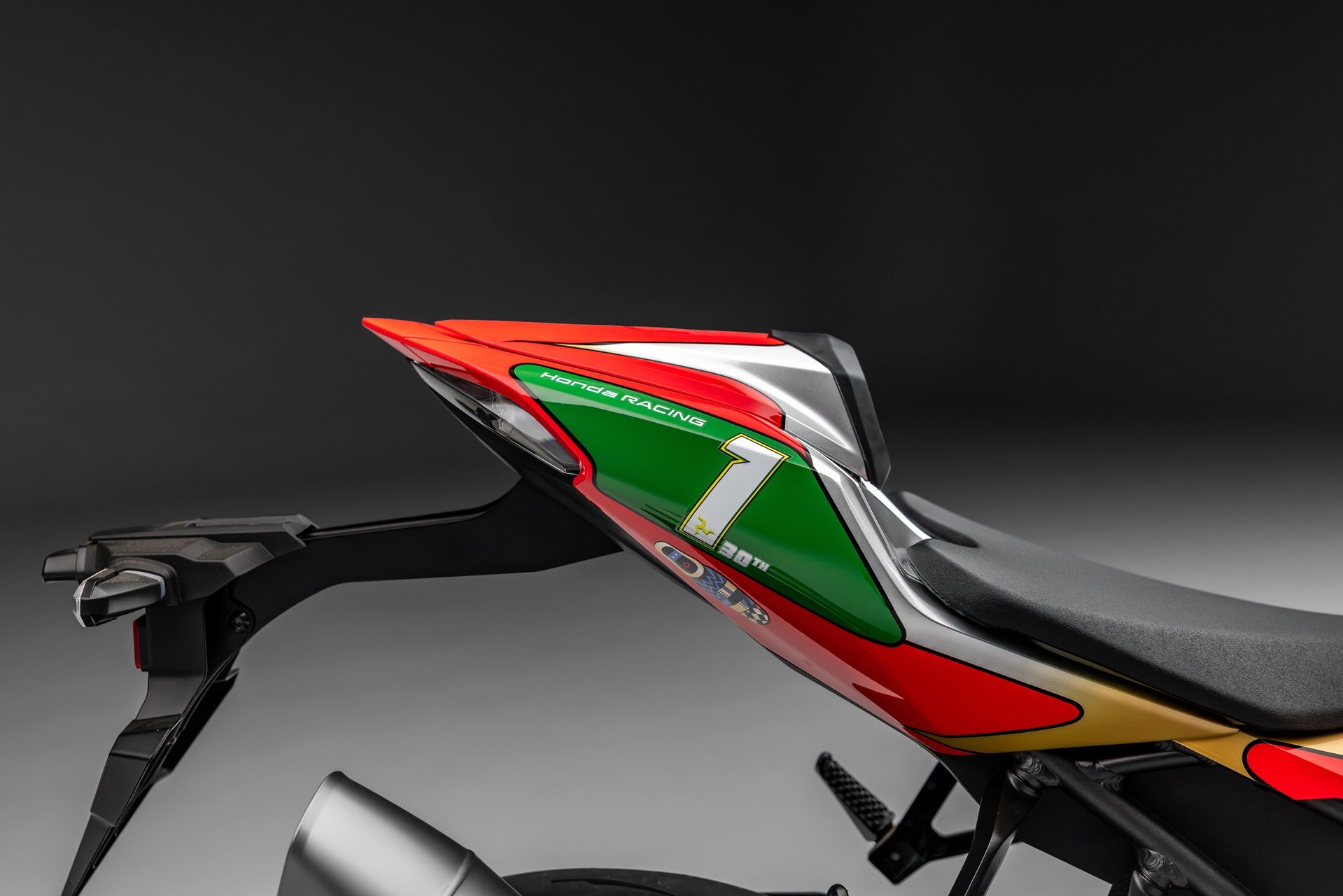 本田推出新款 CBR1000RR-R Fireblade SP John McGuinness 30 周年纪念限量版