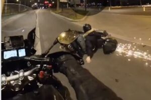 警察在巴黎街头追捕，就像电影一样