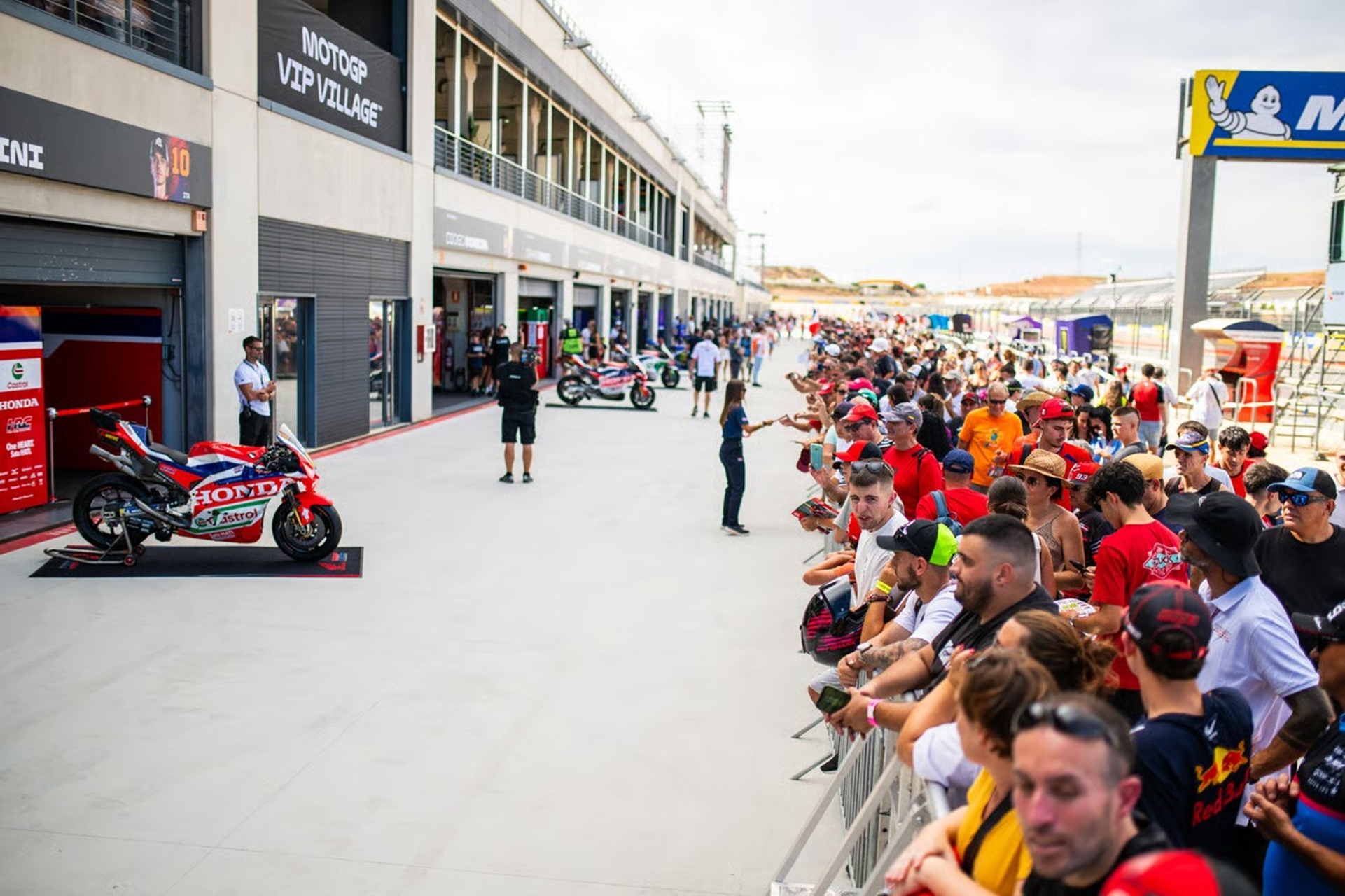 El Pit Lane Walk se convierte en la antesala del Gran Premio Michelin de Aragón 2026