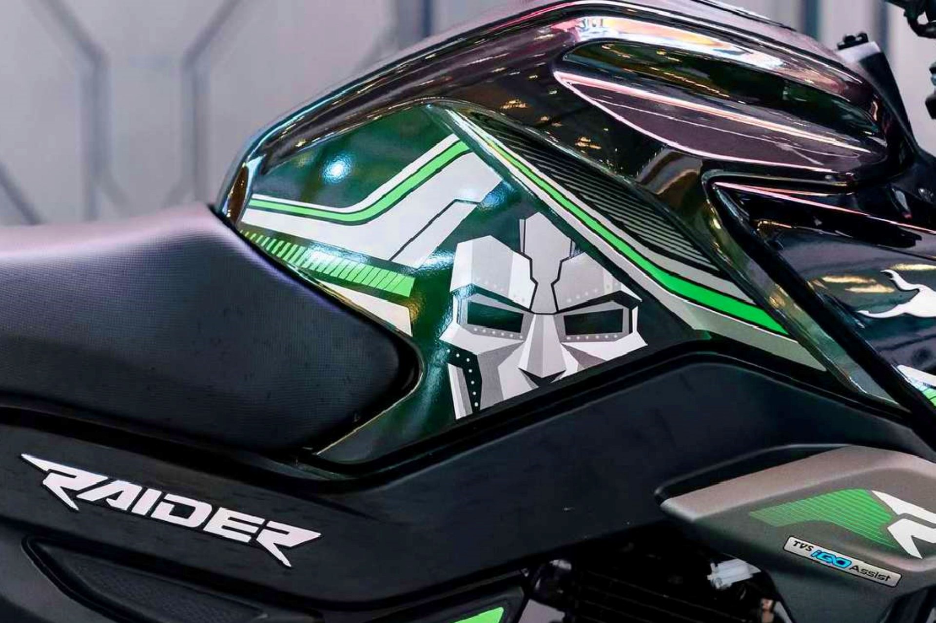 TVS Raider 125 Doctor Doom:这是漫威摩托车,会根据光线改变颜色